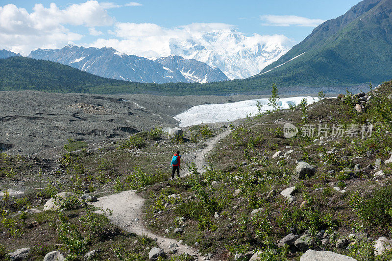 一名徒步攀登冰川的男子，Wrangell St. Elias NP, Alaska